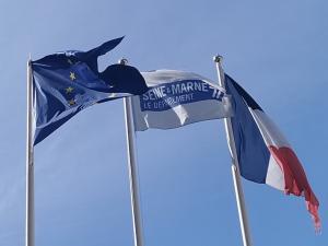 Les trois drapeaux de l'Union Européenne, le Département de Seine-et-Marne et la france