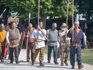 Des hommes costumés en gaulois