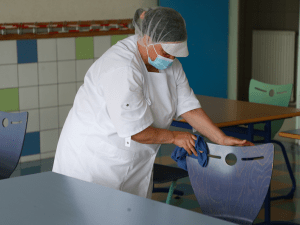 Une femme nettoyant une chaise