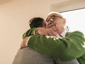 Un senior dans les bras d'un jeune