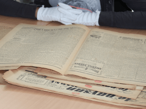 lecture du journal Le Paysan aux archives départementales