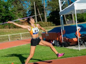 Une lanceuse de javelot dans un stade d'athlétisme