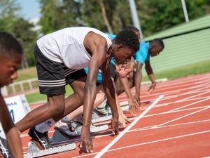 Des sportifs au départ d'une course d'athlétisme