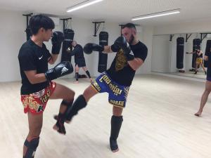 Deux hommes qui font de la boxe