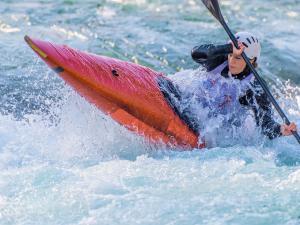 Une femme sur un canoë kayak 