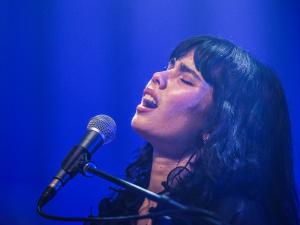 Chanteuse sur scène