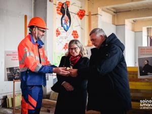 Un ouvrier, l'inspectrice d'Académie et le Président du Département de Seine-et-Marne