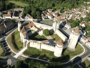 vue aérienne du château de Blandy-les-Tours