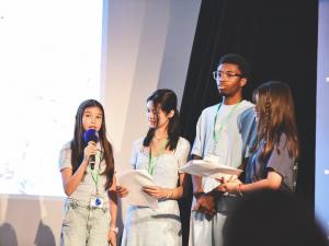 Un groupe de collégiens fait un exposé sur l'eau