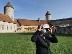 Une personne regarde le château de Blandy-les-Tours à travers la réalité immersive