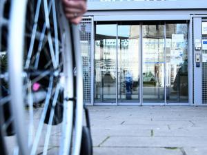 Une personne dans un fauteuil roulant
