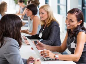 Un groupe de femmes discutent 