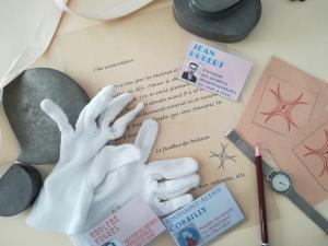 Les accessoires de l'enquêteur pour le jeu de piste "Enigm'archives"