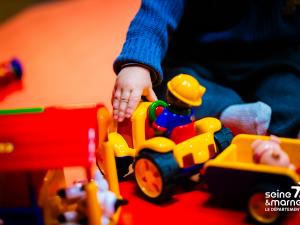 Un enfant joue avec des jeux