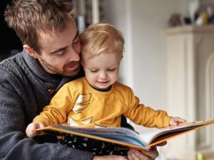 Un papa fait la lecture à son enfant