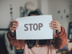 Une femme dit stop aux violences conjugales et intrafamiliales