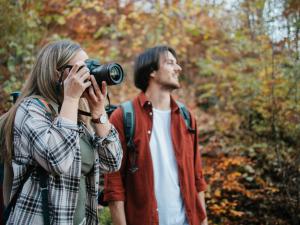 Une femme photographie la nature en forêt