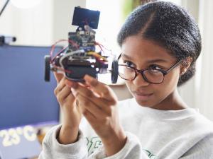 Une adolescente construit un robot