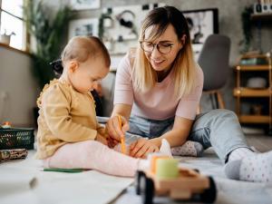 Une assistante familiale avec un bébé