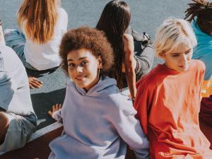 Groupe d'adolescents au collège