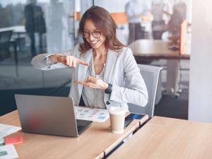 Une femme s'exprime en langue des signes à son travail