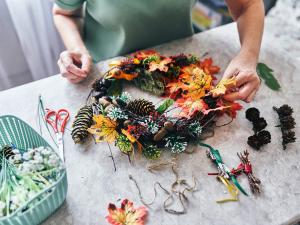 Atelier de création de couronnes de fleurs d'automne