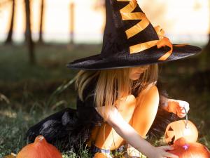 Un enfant avec un chapeau de sorcière
