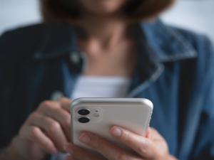 Une femme compose un numéro sur son smartphone