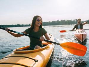 Deux personnes font canoë-kayak sur un lac