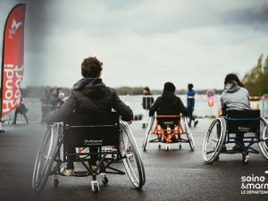 Des enfants sur fauteuil roulant