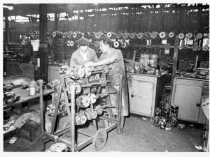 Deux ouvriers dans une usine