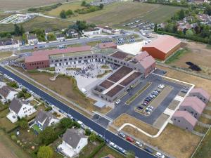 Collège Jean-Jacques Barbaux à Jouy-le-Châtel vu du ciel