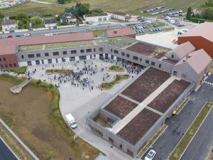Collège Jean-Jacques Barbaux à Jouy-le-Châtel vu du ciel