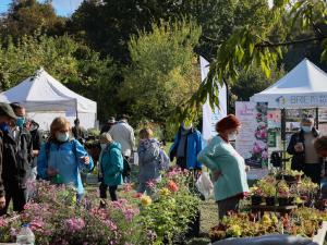 des visiteurs à la journée des plantes et art du jardin