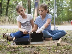 Des filles jouent dans le musée de Préhistoire d'Île-de-France à Nemours