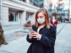 Une femme sur son smartphone dans la rue