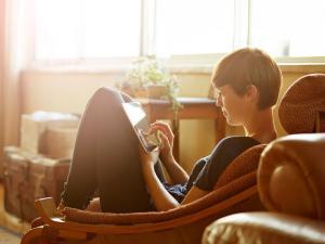 Une femme qui lit sur une tablette