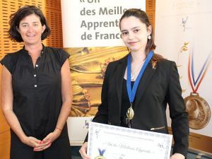 Une lauréate du concours "Un des meilleurs apprentis de France" avec une élue du conseil départemental de Seine-et-Marne