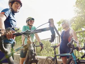 des femmes à vélo