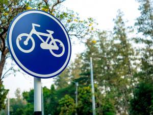 panneau de piste cyclable dans une forêt