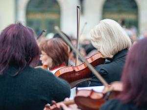 Des femmes jouant du violon dans un orchestre