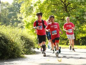 Des coureurs dans un parc