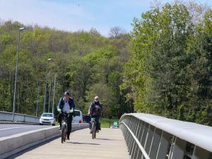 Des cyclistes sur la passerelle du pont de Valvins