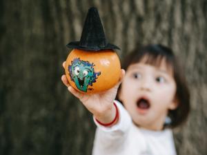 Un enfant avec une citrouille d'halloween