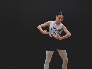 Jeune danseuse recompensée à un concours de jeunes talents