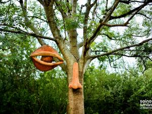 œuvres en terre cuite en forme d'œil et de nez dans un arbre