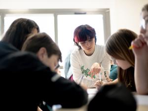 une artiste avec des collégiens pour écrire une chanson
