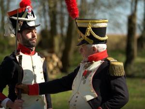 Deux hommes habillés en soldat de l'Empire