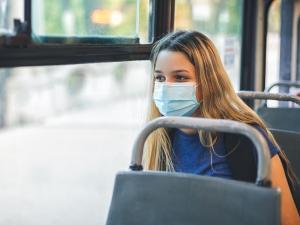 une jeune femme dans un bus scolaire