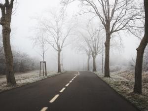 route déserte en hiver